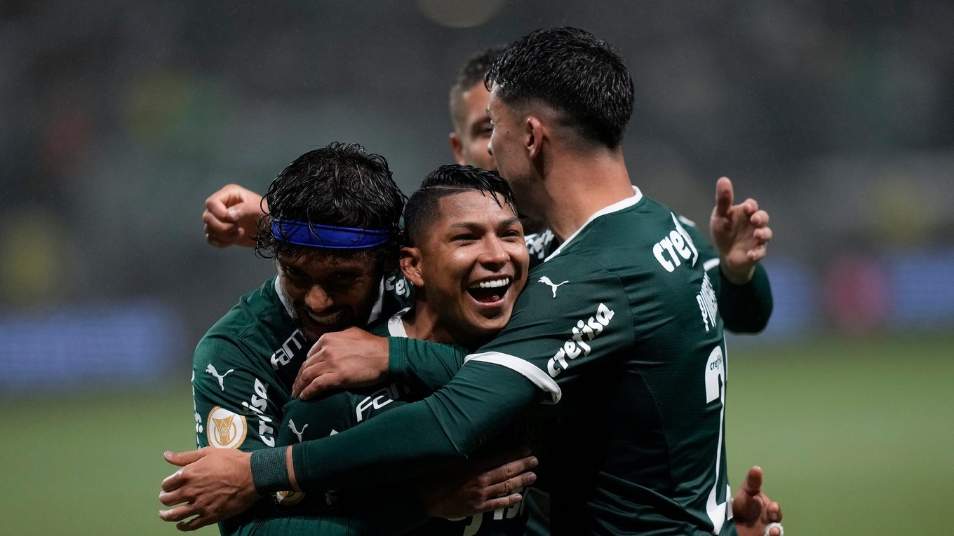 Futbalisti Palmeirasu sa tešia po strelenom góle.