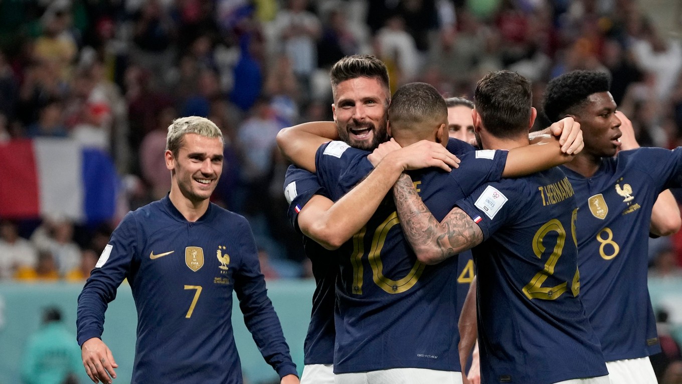 Futbalisti Francúzska sa tešia z gólu na MS v Katare 2022.