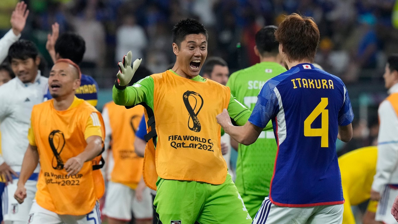 Radosť hráčov Japonska po výhre nad Nemeckom na MS vo futbale 2022.