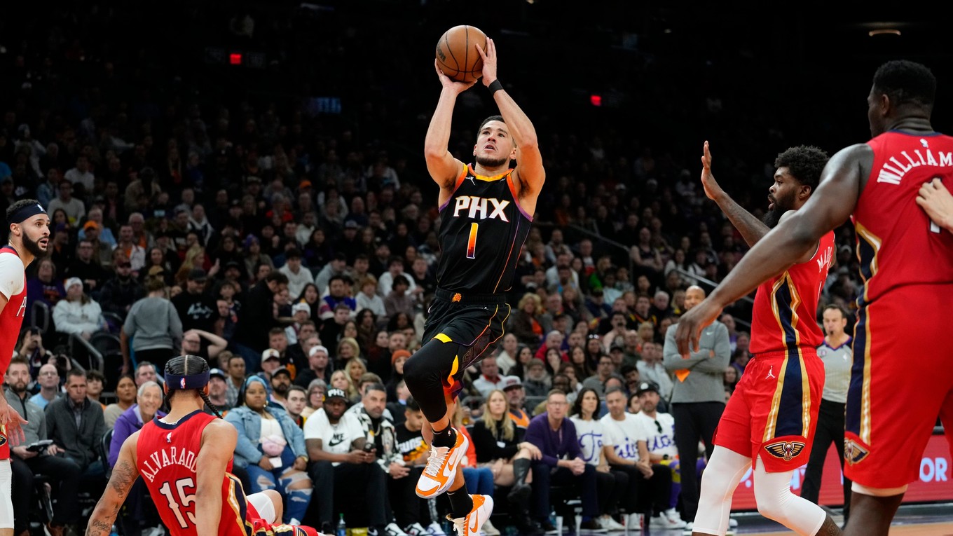 Americký basketbalista Devin Booker v drese Phoenixu Suns.