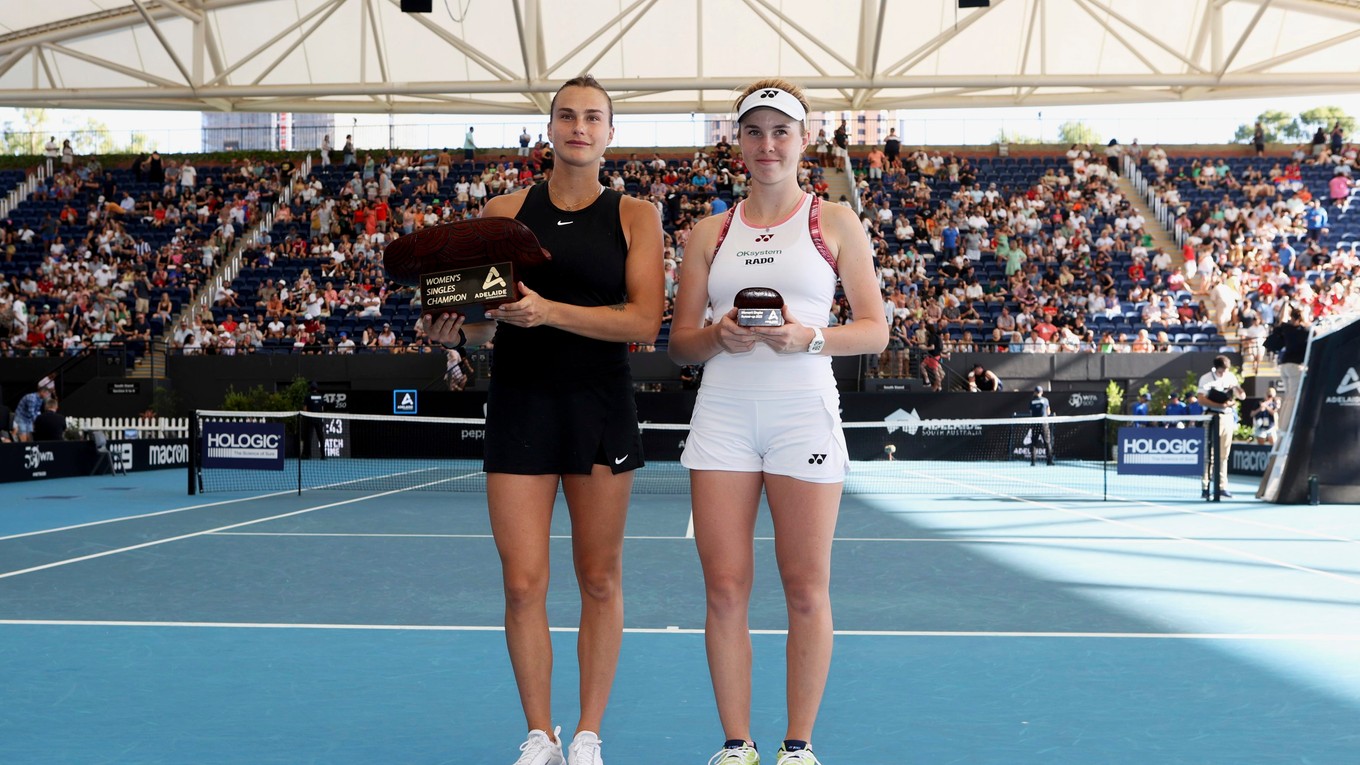 Aryna Sabalenková (vľavo) a Linda Nosková po finálovom zápase na turnaji v Adelaide 2023.