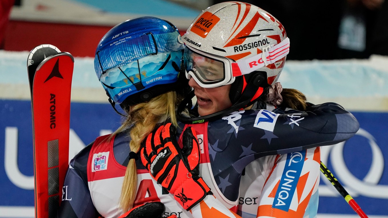 Mikaela Shiffrinová a Petra Vlhová po slalome vo Flachau 2023.