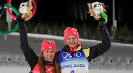 Nemecké bežkyne na lyžiach Victoria Carlová (vpravo) a Katharina Hennigová.