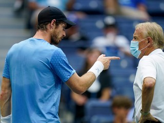 Andy Murray sa sťažuje funkcionárovi na US Open 2021, že Stefanos Tsitsipas zdržuje.