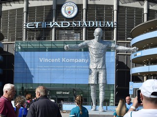 Vincent Kompany má sochu pred štadiónom Manchester City.