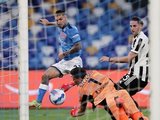 Matteo Politano (vľavo) strieľa gól v zápase Serie A SSC Neapol - Juventus Turín.