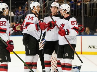 Marián Studenič (vpravo) sa teší z gólu New Jersey Devils.