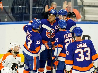 Zdeno Chára (vpravo) v drese New York Islanders.