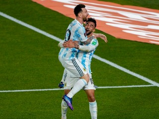 Lionel Messi a Nicolás González v drese Argentíny.