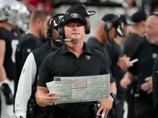 Tréner Jon Gruden.