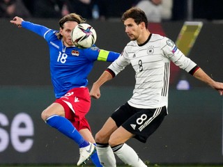 Leon Goretzka (vpravo) a Nicolas Hasler v zápase Nemecko - Lichtenštajnsko.