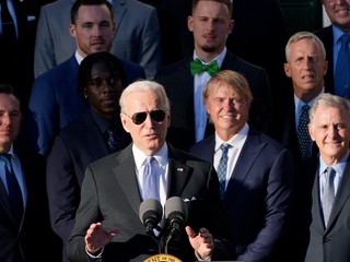 Joe Biden a hráči Milwaukee Bucks.