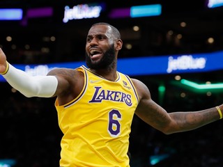 LeBron James v drese Los Angeles Lakers.
