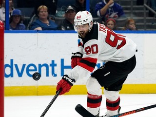 Tomáš Tatar strieľa gól v drese New Jersey Devils.