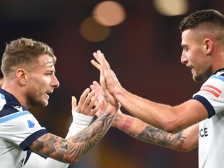 Ciro Immobile (vľavo) oslavuje gól za Lazio, vpravo spoluhráč Sergej Milinkovic-Savic.
