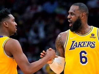 LeBron James (vpravo) so svojim spoluhráčom Malikom Monkom.