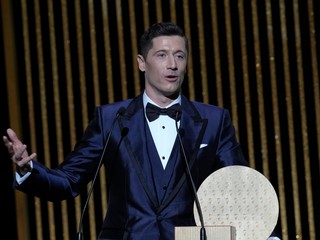 Robert Lewandowski počas udeľovania cien ankety Zlatá lopta 2021.