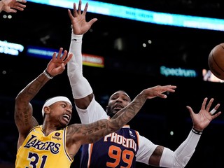 Vľavo bojuje o loptu Isaiah Thomas z Los Angeles Lakers, vpravo Jae Crowder z Phoenix Suns.