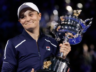 Ashleigh Bartyová s trofejou po triumfe na Australian Open 2022.