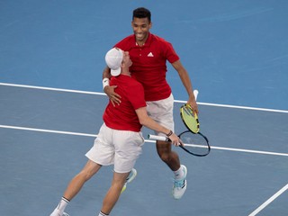 Denis Shapovalov (vľavo) a Felix Auger-Aliassime sa tešia z postupu do finále na turnaji ATP Cup 2022.