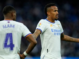 Eder Militao (vpravo) a David Alaba v drese Realu Madrid.