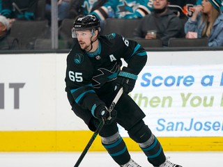 Erik Karlsson v drese San Jose Sharks.