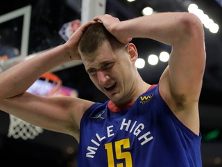 Srbský hráč Denveru Nikola Jokič sa drží za hlavu v zápase basketbalovej NBA proti Milwaukee.