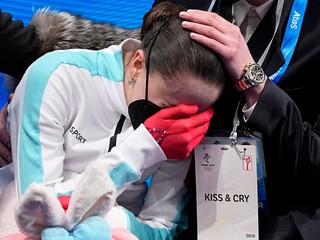 Kamila Valijevová po neúspechu v súťaži sólistiek na ZOH 2022. 