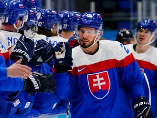 Peter Zuzin oslavuje premiérový gól na ZOH 2022 v Pekingu.