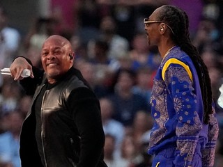 Dr. Dre (vľavo) a Snoop Dogg počas polčasovej šou Super Bowlu LVI.