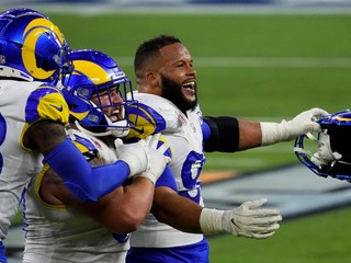 Aaron Donald (v popredí) sa teší so svojimi spoluhráčmi zo zisku Super Bowlu. 