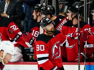 Tomáš Tatar oslavuje gól v drese New Jersey Devils.