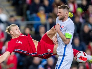 Erling Haaland a Milan Škriniar v prípravnom zápase Nórsko - Slovensko.