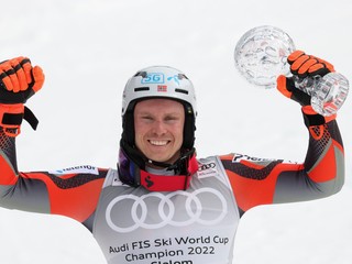 Henrik Kristoffersen získal malý glóbus za slalom.