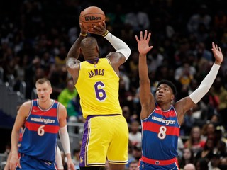 LeBron James (v strede) v drese Los Angeles Lakers.