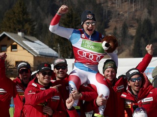 Švajčiarsky lyžiar Marco Odermatt sa teší so svojím tímom.