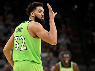 Karl-Anthony Towns oslavuje svoj veľký zápis v NBA.