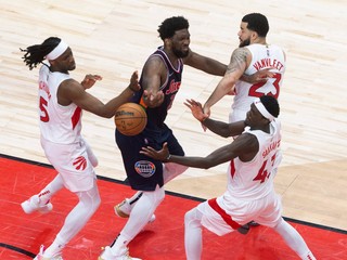 Joel Embiid z Philadelphie, Fred VanVleet, Precious Achiuwa a Pascal Siakam z Toronta.