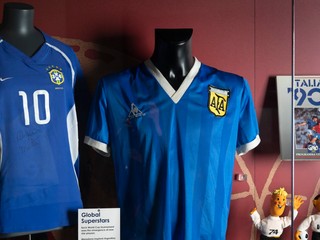 Futbalový dres, ktorý mal na sebe oblečený Diego Maradona na MS vo futbale v roku 1986.