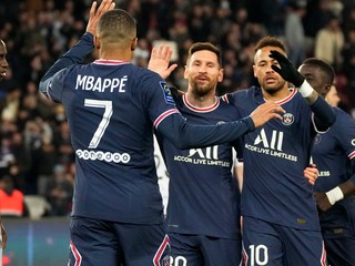 Kylian Mbappé, Lionel Messi a Neymar sa tešia po strelenom góle.