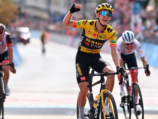 Holandský cyklista Koen Bouwman z  sa teší po triumfe v cieli 7. etapy Giro d'Italia 2022.