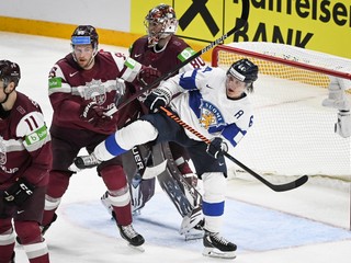 Momentka zo zápasu Lotyšsko - Fínsko na MS v hokeji 2022.