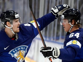 Mikael Granlund a Mikko Lehtonen sa tešia z gólu na MS v hokeji 2022.