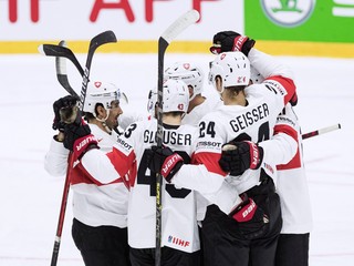 Švajčiarski hokejisti sa tešia po strelenom góle na MS v hokeji 2022.