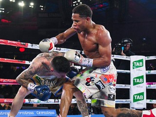 Americký boxer Devin Haney (vpravo) v zápase proti Georgeovi Kambososovi.