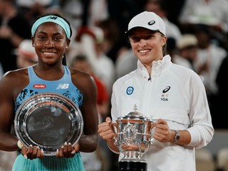 Cori Gauffová a Iga Swiateková po finále Roland Garros 2022.