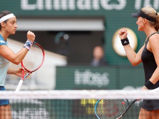 Francúzske tenistky Caroline Garciová (vľavo) a Kristina Mladenovičová.