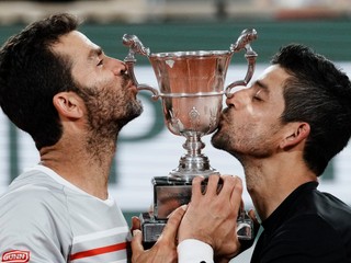 Jean-Julien Rojer (vľavo) a Marcelo Arevalo vyhrali štvorhru na Roland Garros 2022.