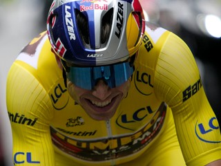 Wout van Aert v žltom drese pre lídra Tour de France. 