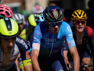 Chris Froome (v modrom) počas Tour de France 2022. 